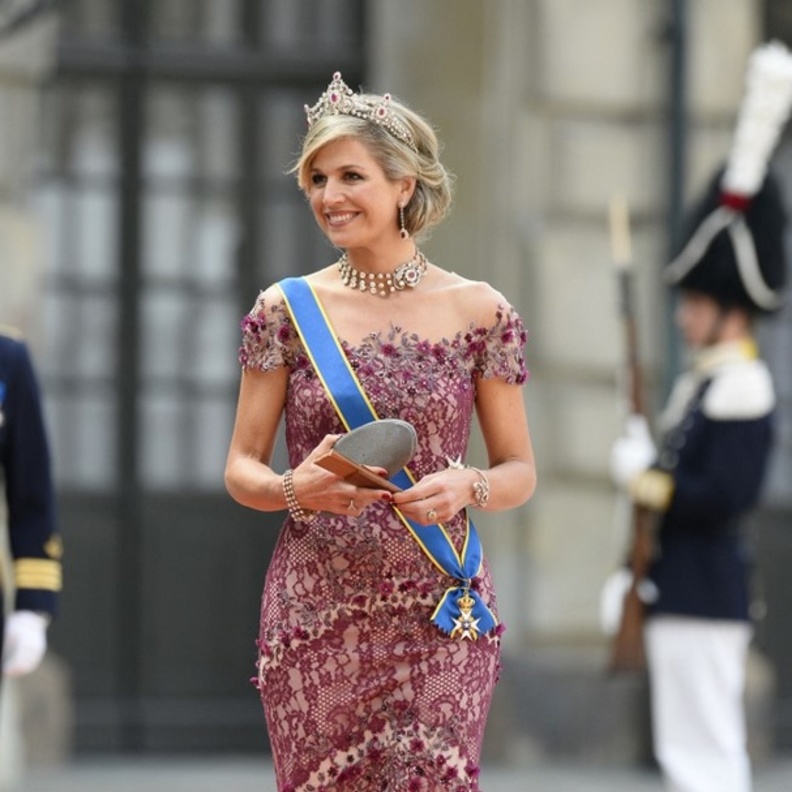 الملكة ماكسيما اختارت تاج Mellerio Ruby Parure Tiara لأول صورة رسمية لها كملكة بعد تنصيب زوجها