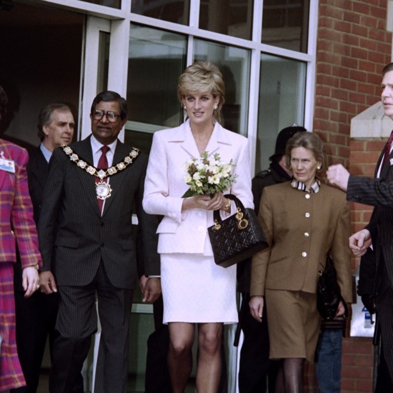 من حقيبة Chouchou إلى Lady Dior اكتشفي القصة الكاملة