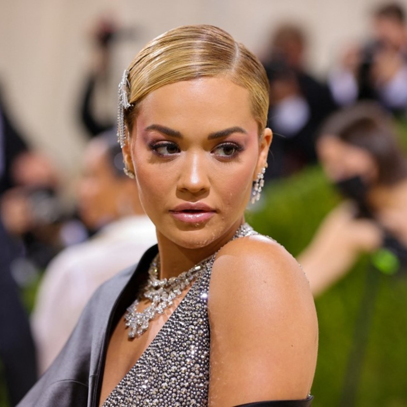 المكياج الوردي مع الشعر المثبّت بأسلوب ريتا أورا