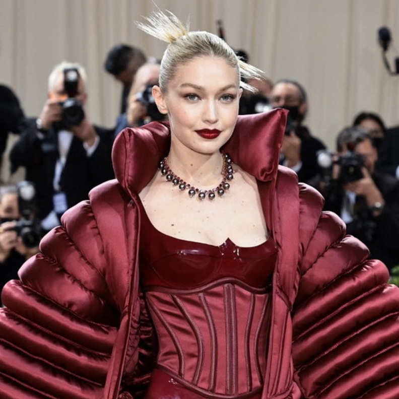 عارضة الأزياء جيجي حديد Gigi Hadid بإطلالة باللون البرغندي