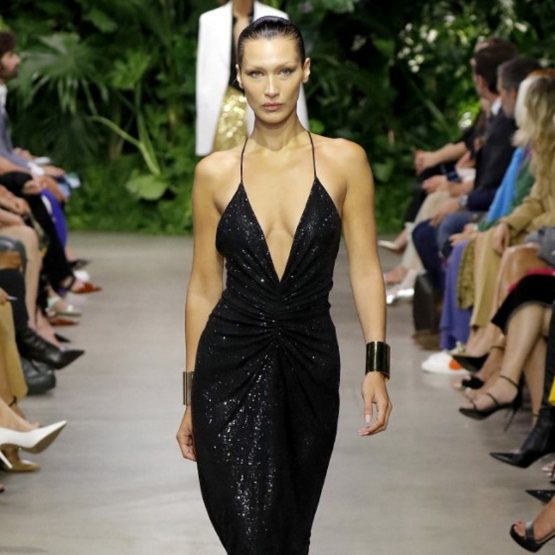 بيلا حديد Bella Hadid بأساور الـ Cuff