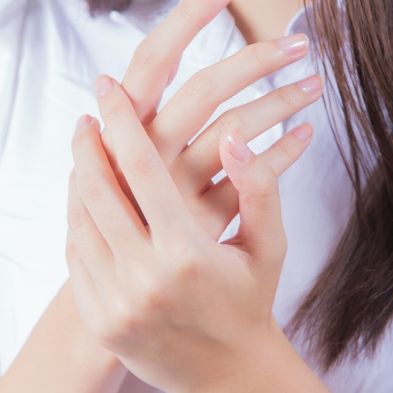 إستخدمي واقي شمس على يديك لحمايتها عند خروجك من المنزل