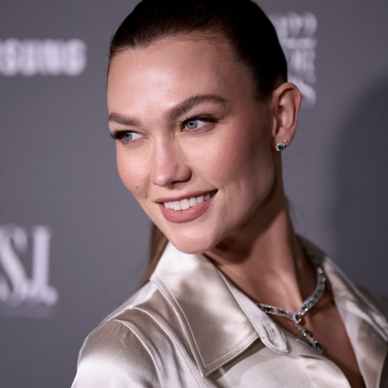 اطلالات جمالية من وحي كارلي كلوس