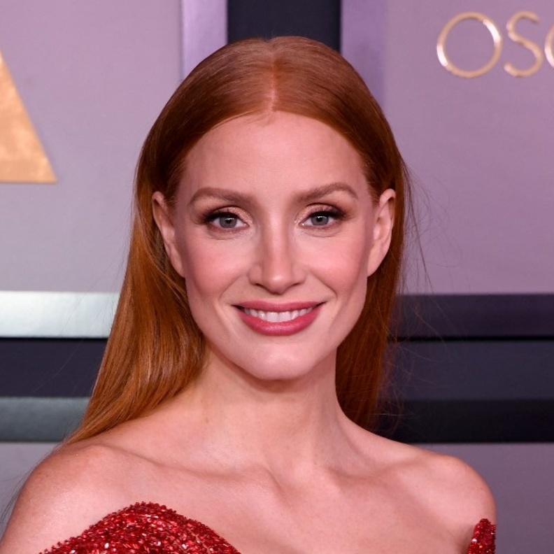 مكياج مشرق وتسريحات شعر أكثر تميزاً في حفلGovernors Awards  لعام 2022