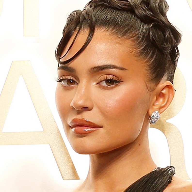 اطلالة Kylie Jenner برسمات مكياج مشرق مع التسريحات المرفوعة
