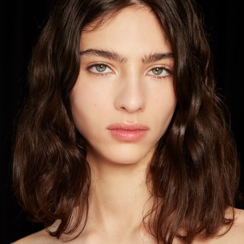 أفكار تطبيق صيحات تسريحات شعر ويفي قصير لإطلالة مميزة في شتاء 2023