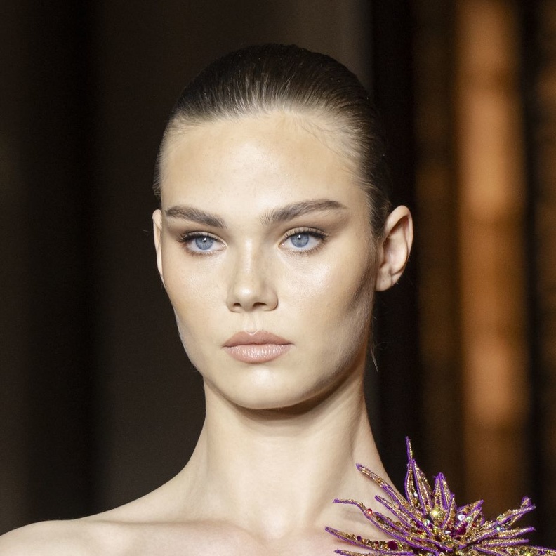 صيحات الحواجب الرائجة للعيون الملونة من دار Zuhair Murad