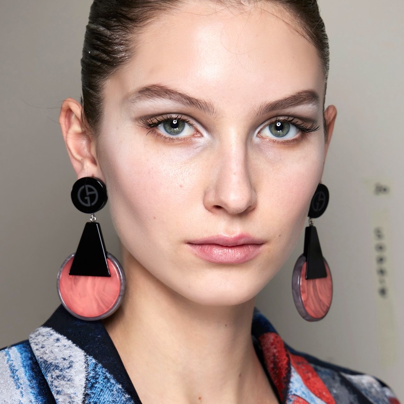 مكياج خريفي هادئ مع الظلال الفضية من وحي دار Giorgio Armani