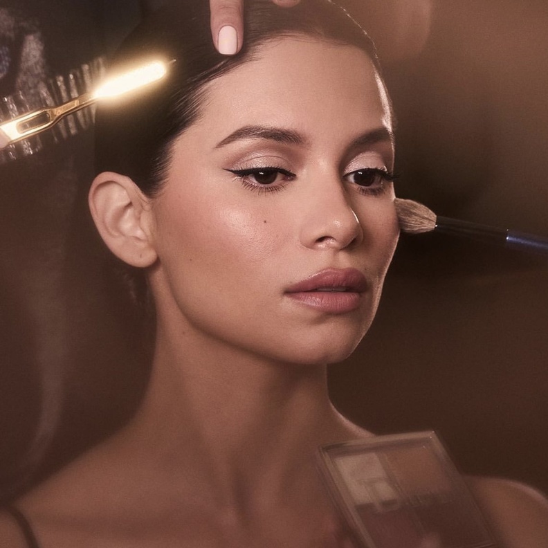 مكياج نيود بنغمات جليتر مع الآيلاينر الكامل بأسلوب Camila Perez