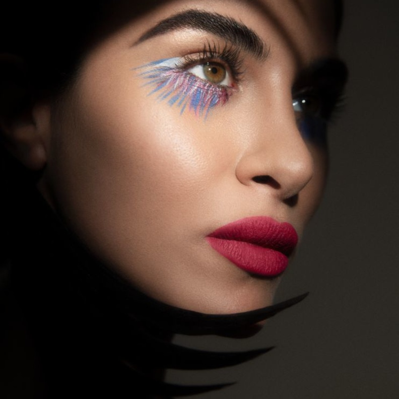 جلسة تصويرية خاصة بـ "هي" ..أنوثة طاغية مع أحمر  الشفاه Rouge Dior Forever