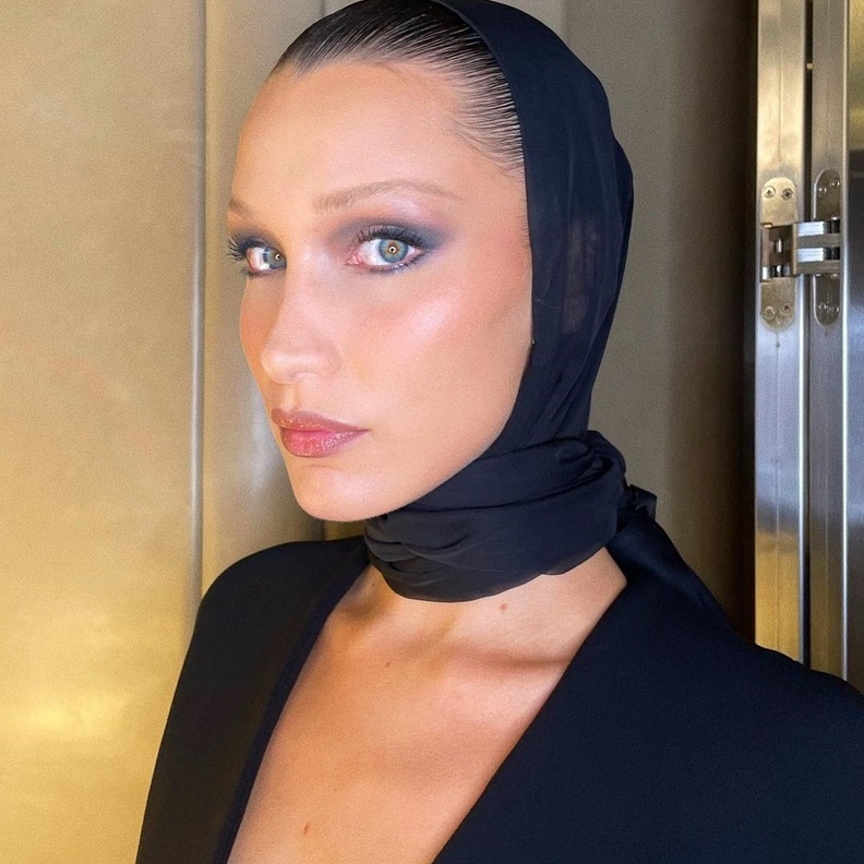 بيلا حديد بإطلالة مكياج مستوحى من الفنانة فيروز 