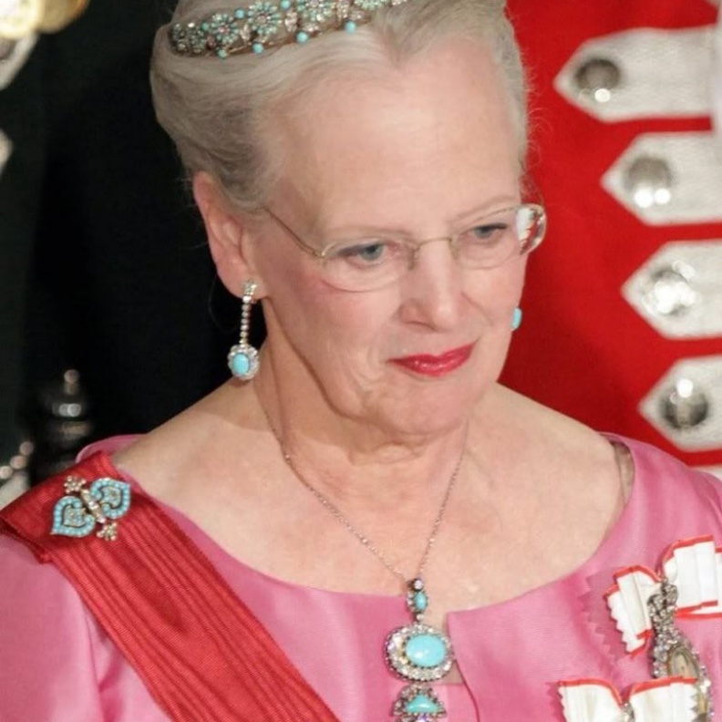 تاج The Turquoise Daisy Bandeau الأنيق للملكة مارغريت الثانية