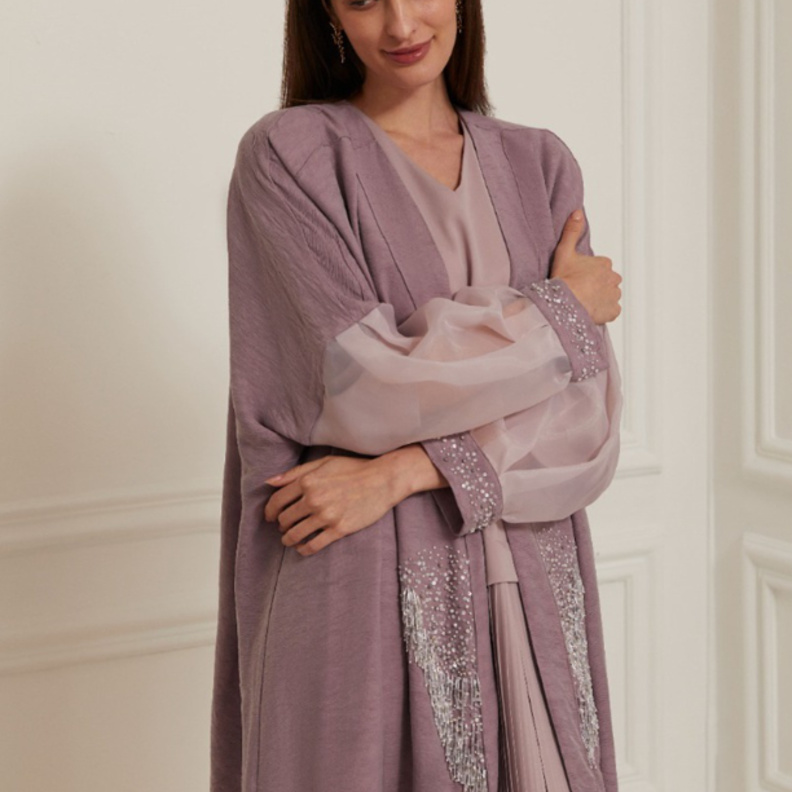 درجة النهدي الراقية والشاحبة بعباية مزيّن بالشكّ الفاخر من تصميم Sole