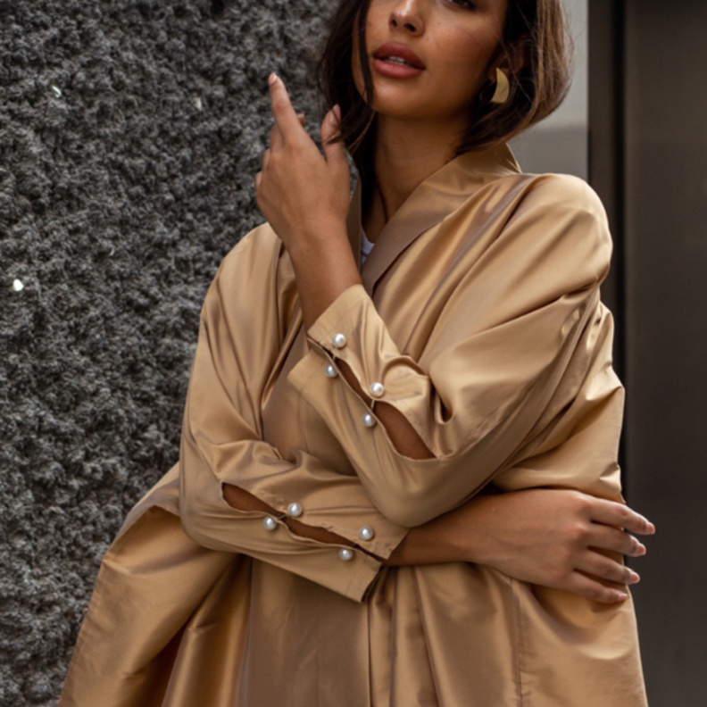 القصّة العريضة بعباية عصريّة باللون الذهبي من تصميم Dukclo