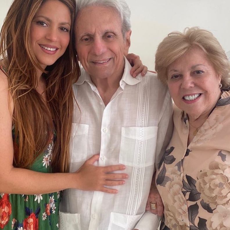 شاكيرا مع والديها