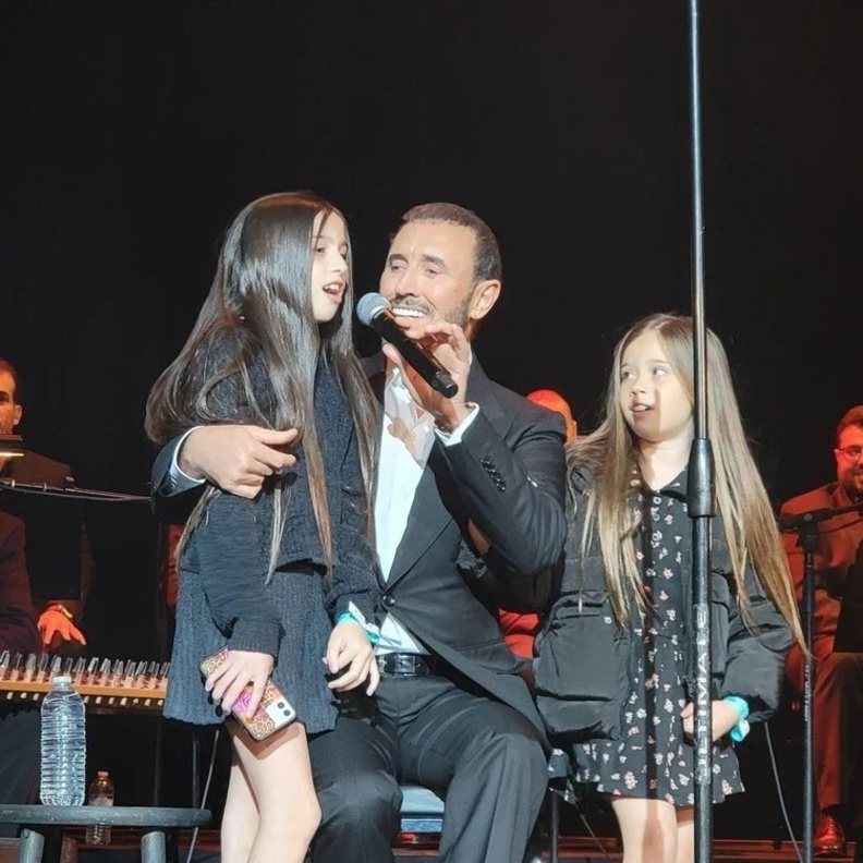 كاظم الساهر مع حفيدتيه