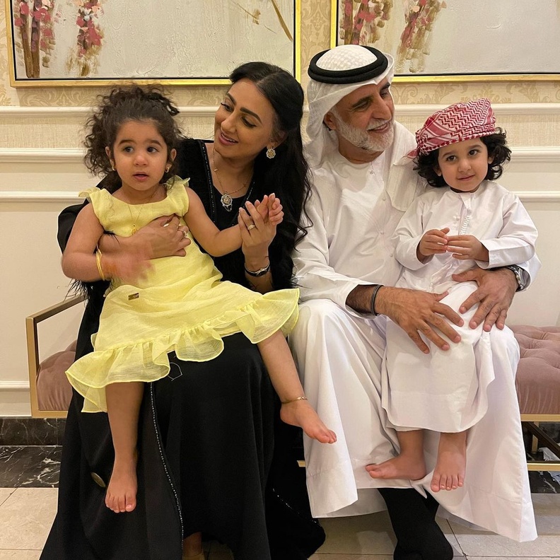 حبيب غلوم ومع أسرتها