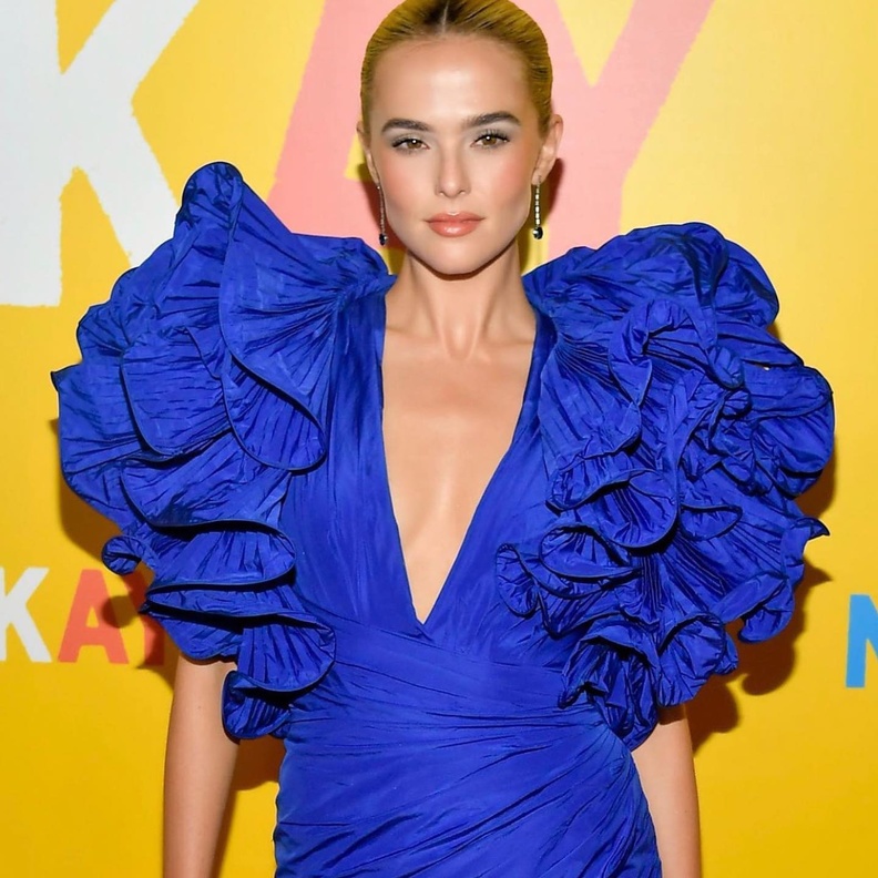 زوي داتش بأقراط تيفاني اند كو المتدلية