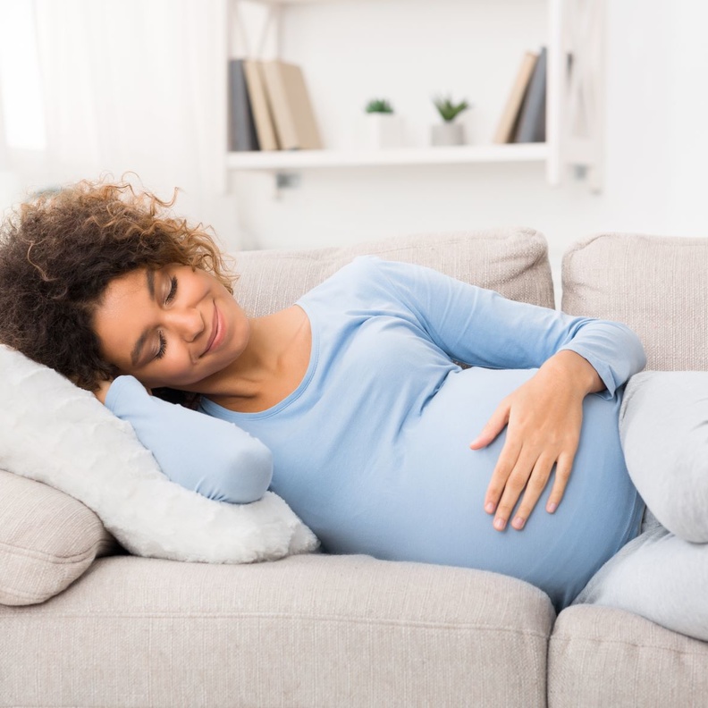 3 وضعيات نوم خاطئة للحامل تضر الجنين