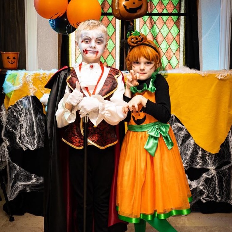 طفلا ألبرت وشارلين أمير وأميرة موناكو يحتفلان بالهلوين