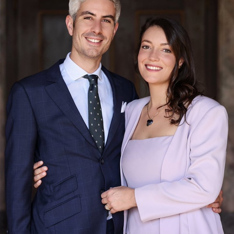 خاتم خطوبة الأميرة الكسندرا من لوكسمبورغ غير التقليدي من الذهب المرصع بالألماس والأحجار الكريمة الملونة