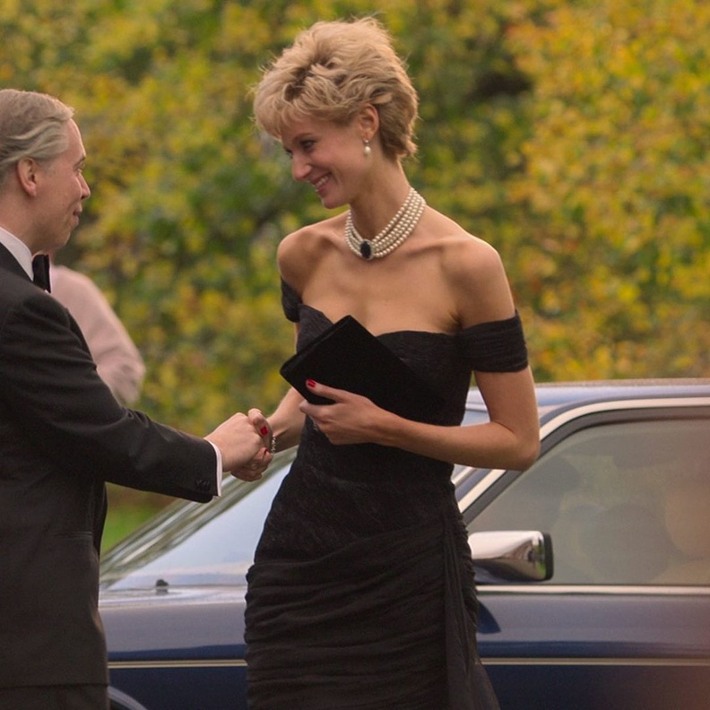 إطلالة إليزابيث ديبيكي  في مسلسل "The Crown"