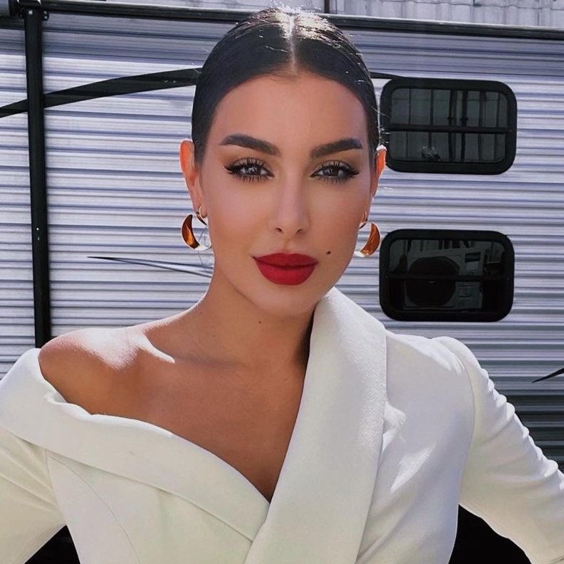 صيحة أحمر الشفاه القوية على خطى ياسمين صبري