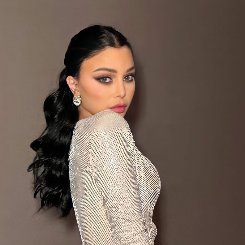 1 تسريحة الويفي المدرج الطبيعي بأسلوب نجوى كرم