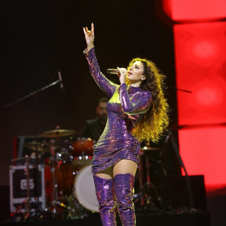 ميريام فارس بفستان لامع جريء بأول حفل لها بعد أغنيتها لكأس العالم