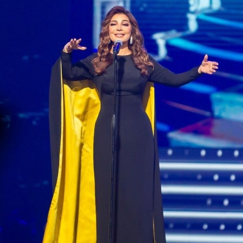 أصالة أطلت بفستان طويل باللون الأسود تميز بتصميم محتشم بسيط بلمسات رقيقة