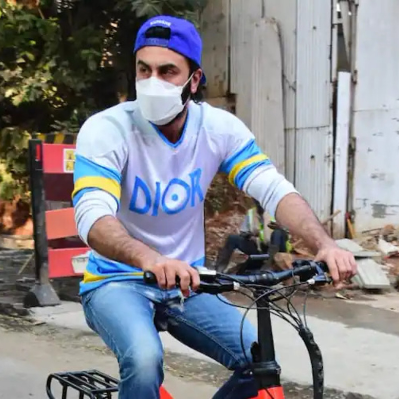 بالصور أحدث ظهور لرانبير كابور بدراجة إليكترونية في مومباي