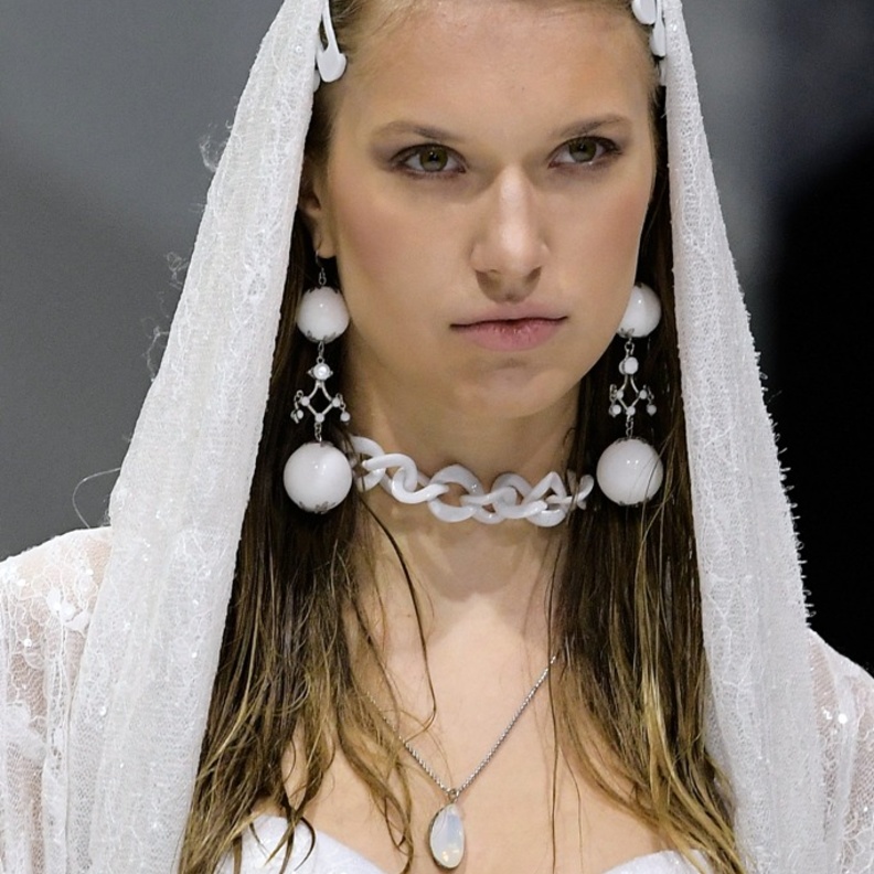 عقد أبيض، وأقراط بيضاء، وقلنسوة بيضاء، ومشابك شعر بيضاء من Amato Couture