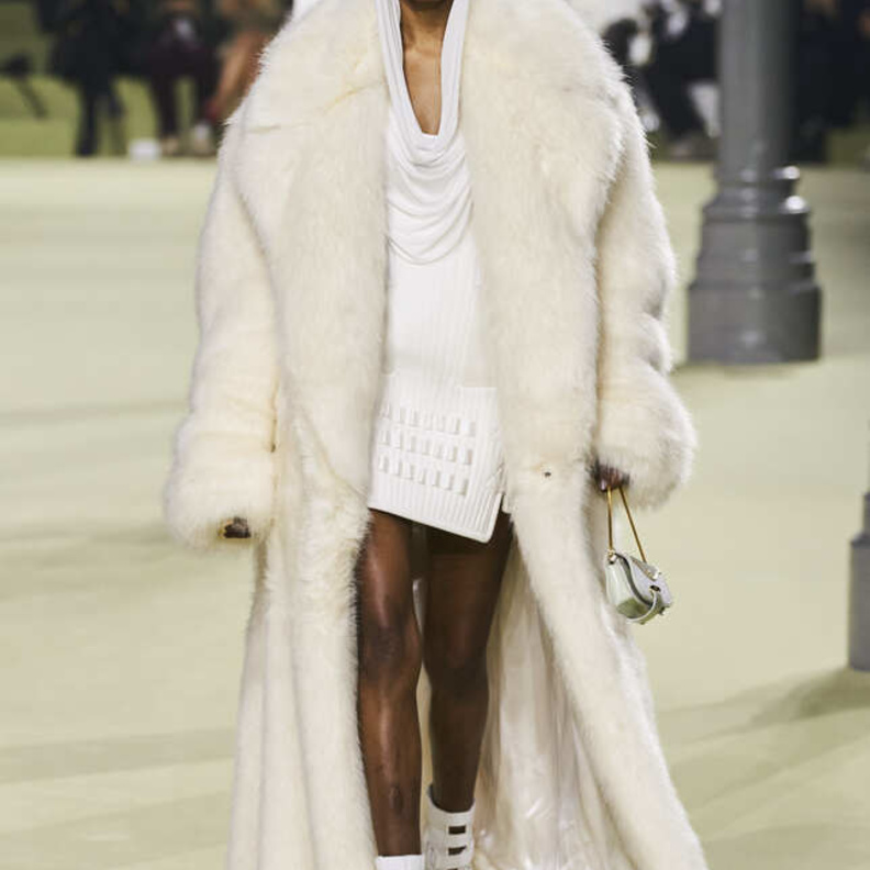 إطلالات بالأبيض للوك خريفي مشرق من Balmain