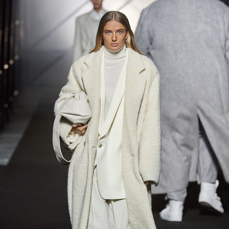 صيحات المعاطف البيضاء شياكة عصرية وأناقة استثنائية