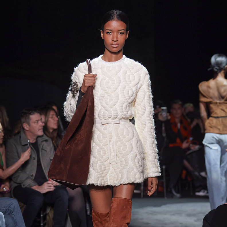 أفكار عصرية لتنسيق الجزمة العالية مع الفستان القصيرة 