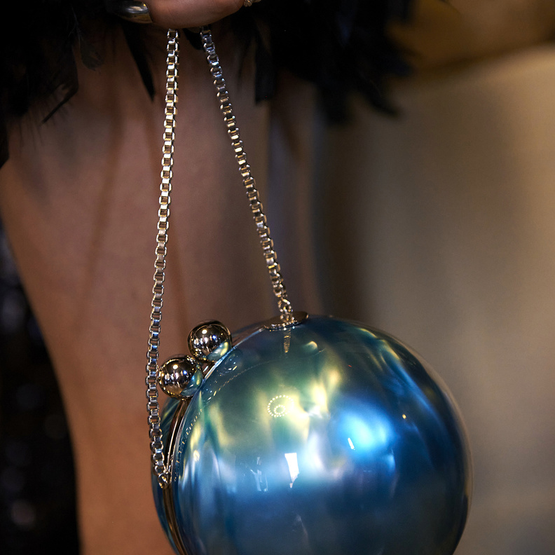 حقيبة اللؤلؤ صيحة تعود الى الواجهة في خريف وشتاء 2023