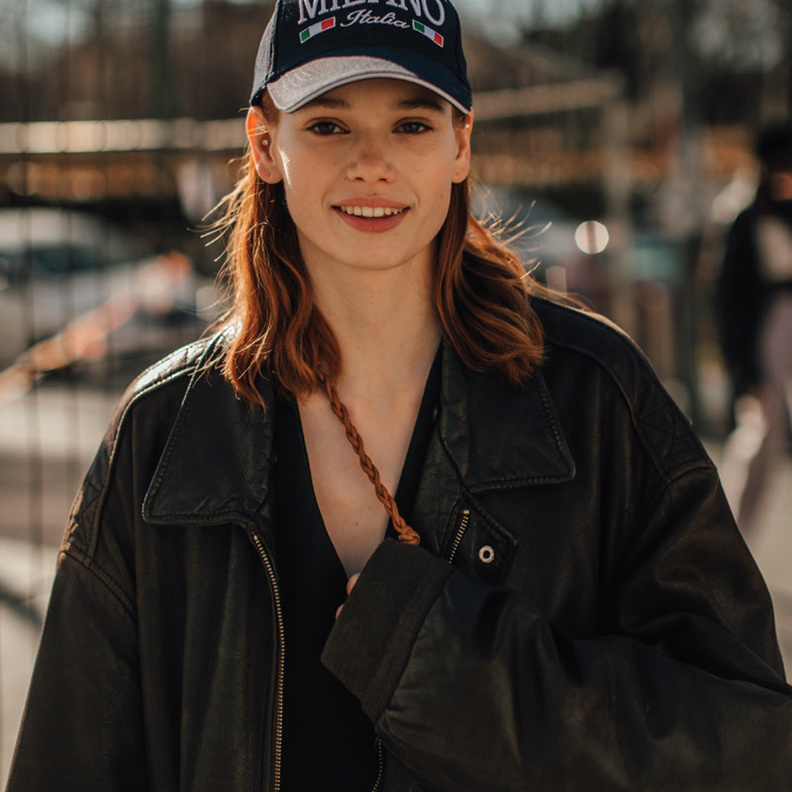 قبعة البيسبول الأمريكية  إكسسوار الرأس المسيطر  لشتاء 2022 بوحي من إطلالة من شوارع ميلانو.