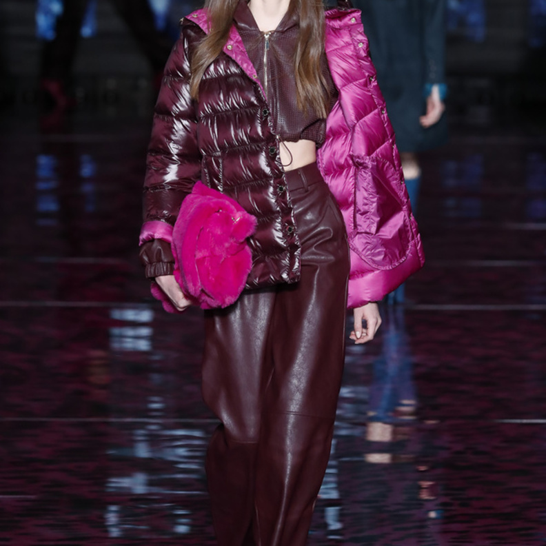 إطلالة لافتة باللّون العنابي من Casademunt