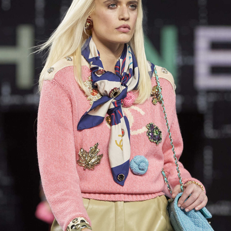 أكسسوارات البروش قطع لا غنى عنها في شتاء 2023