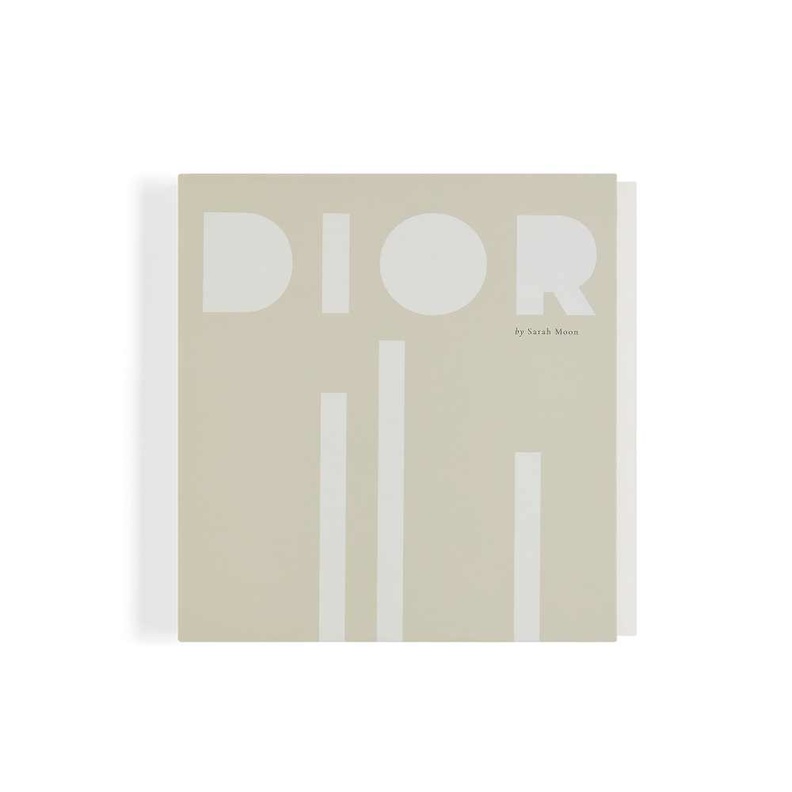 Dior تقدّم كتاب Dior من تأليف ساره مون ومن إصدار دار النشر Delpire & Co