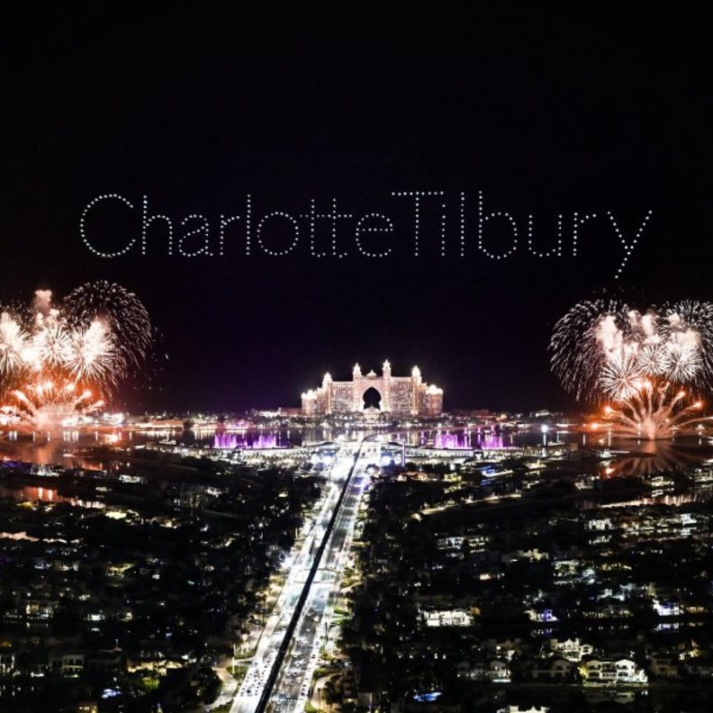 شارلوت تلبوري تسيطر على نخلة جميرا بعرض طائرات من دون طيار