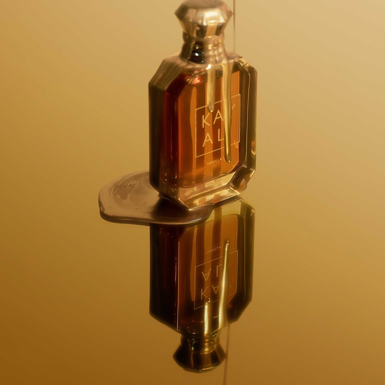 جاذبيّة الفانيلا اللامتناهية في عطر أو دو بارفان Kayali المكثّف بالفانيلا الملكية والباتشولي السكري | 64