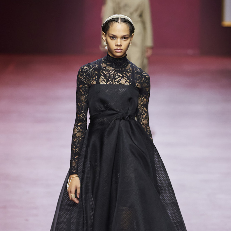 من مئات السنين الى اليوم قماش الدانتيل مازال الأجمل في عالم الموضة 