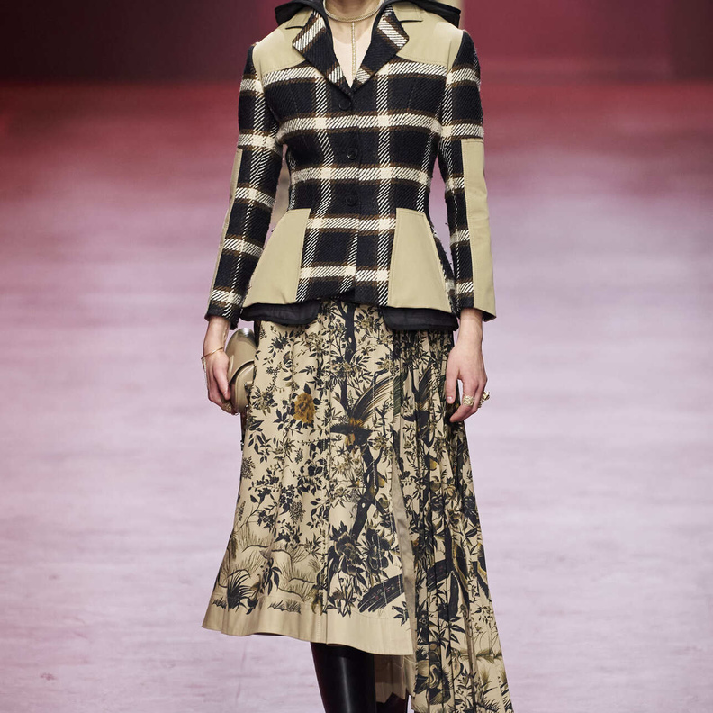 موديلات تنانير طويلة بطبعات الورود لإطلالة مميزة في اليوم الوطني الاماراتي 2022