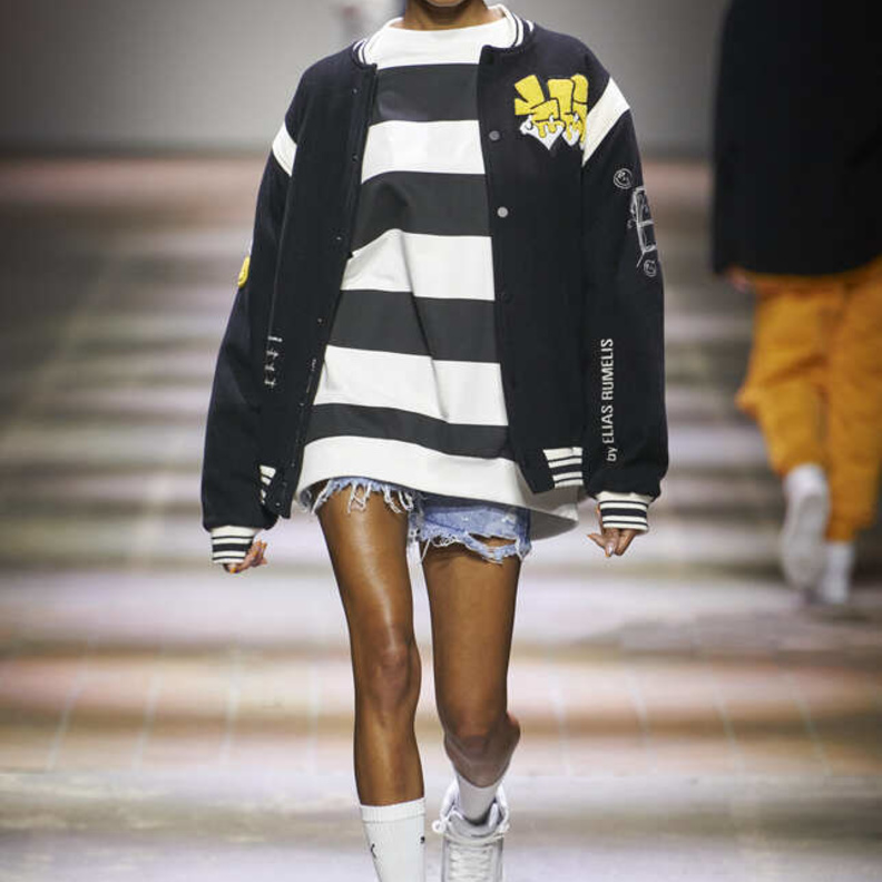 بلوزة مقلمة بالأبيض والأسود بإطلالة كاجوال من Elias Rumelis