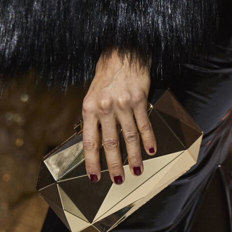 حقائب ميتاليكية مميّزة صيحة خريف 2022 من Elisabetta Franchi