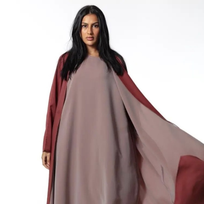 مصممة العبايات الأميرة العنود بنت بندر آل سعود لـ "هي": أطمح إلى تقديم شعور من الراحة والبساطة مع كل عباية