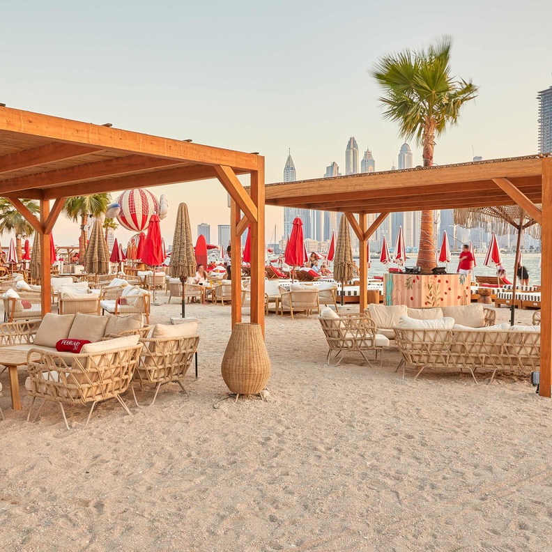 الشاطئ المطلّ على أروع المناظر يستقبل الضيوف مجدّدًا في February 30!