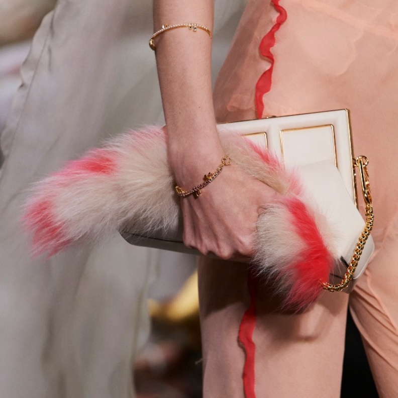 7 عروض برزت فيها الحقائب الصغيرة لموسم خريف وشتاء 2022