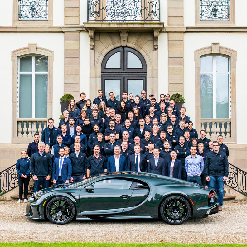 بوغاتي تحتفل بالسيارة رقم 400 من شيرون